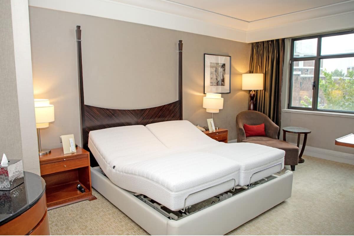Phòng đôi tiện nghi đơn giản | Chăn bông, minibar, két bảo mật tại phòng, bàn 