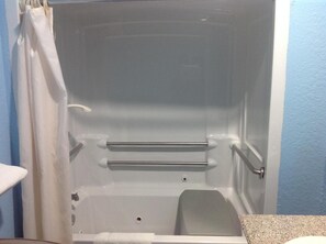 Combined shower/bathtub, hair dryer, towels - Budget Inn (Pasadena)