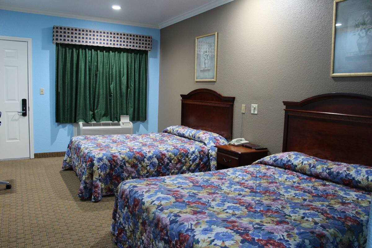 Standard Room, 1 King Bed | Soundproofing, iron/ironing board (on request), WiFi (free), bed sheets