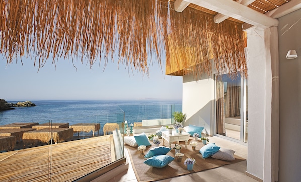 Larimar Four-Bedroom Beachfront Villa | Coffre-fort, système dâinsonorisation, accès au Wi-Fi (inclus)