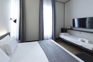 Kolmen hengen huone | Minibaari, tallelokero huoneessa, työpöytä, pimennysverhot