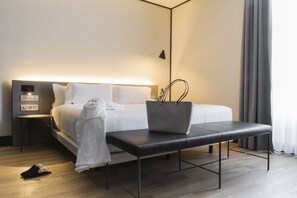 Superior-dobbeltværelse - byudsigt | Minibar, pengeskab på værelset, skrivebord, mørklægningsgardiner