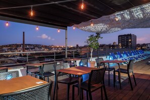 بار بجانب حمام السباحة