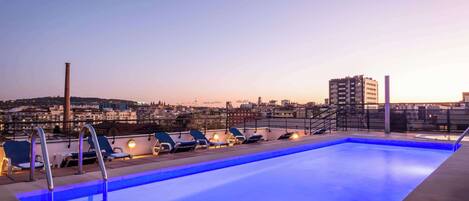 Piscine extérieure, chaises longues