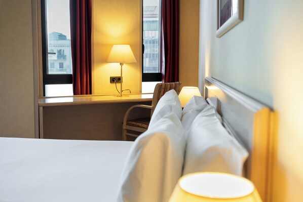 Family Room | Minibar, desk, soundproofing, iron/ironing board - Sunotel Junior (Barcelona)