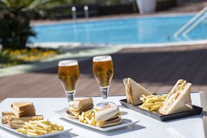 Lunch and dinner served, pool views  - MS Aparthotel (Oeiras)