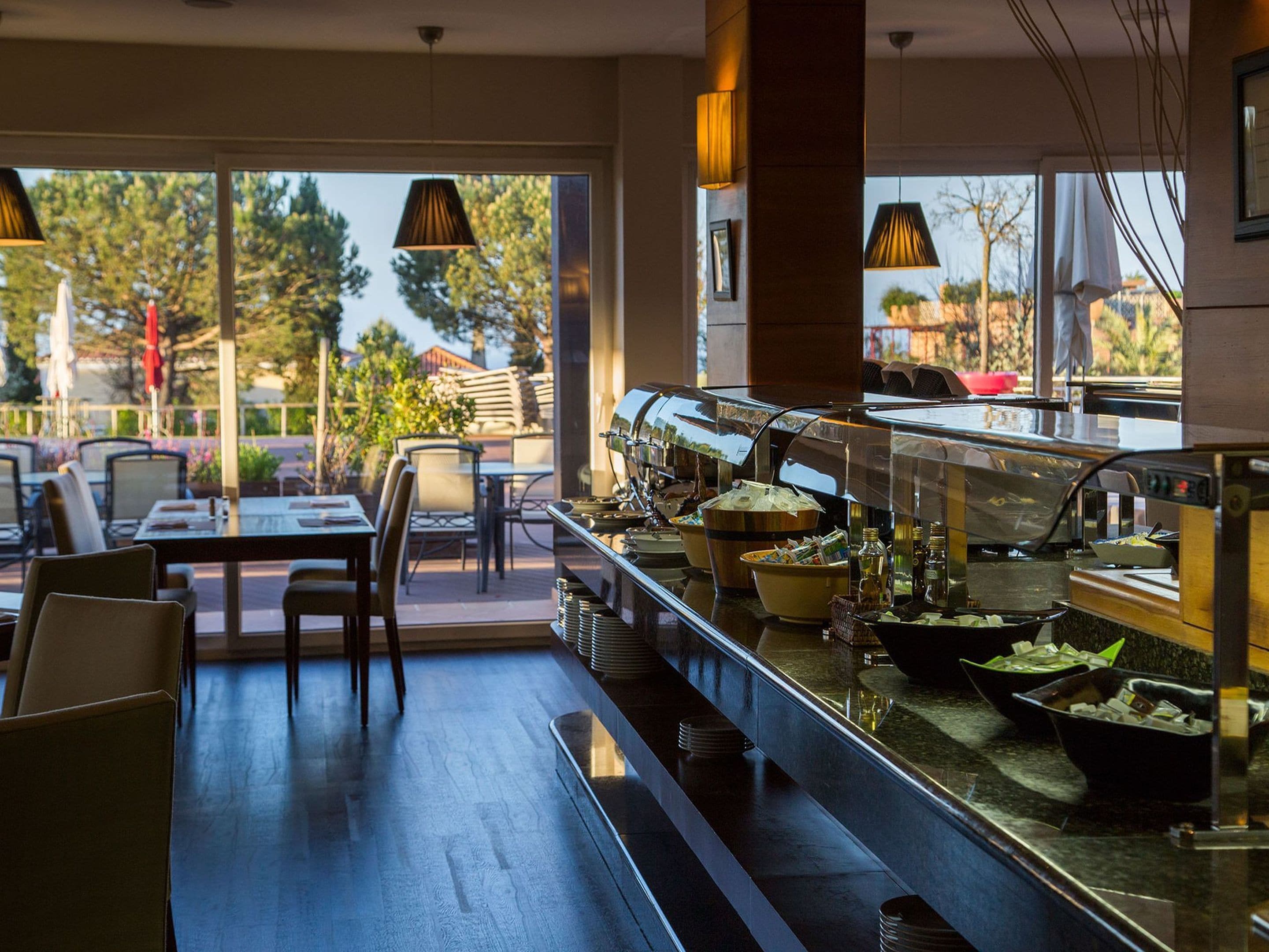 Petit déjeuner, déjeuner et dîner servis sur place, vue sur la piscine