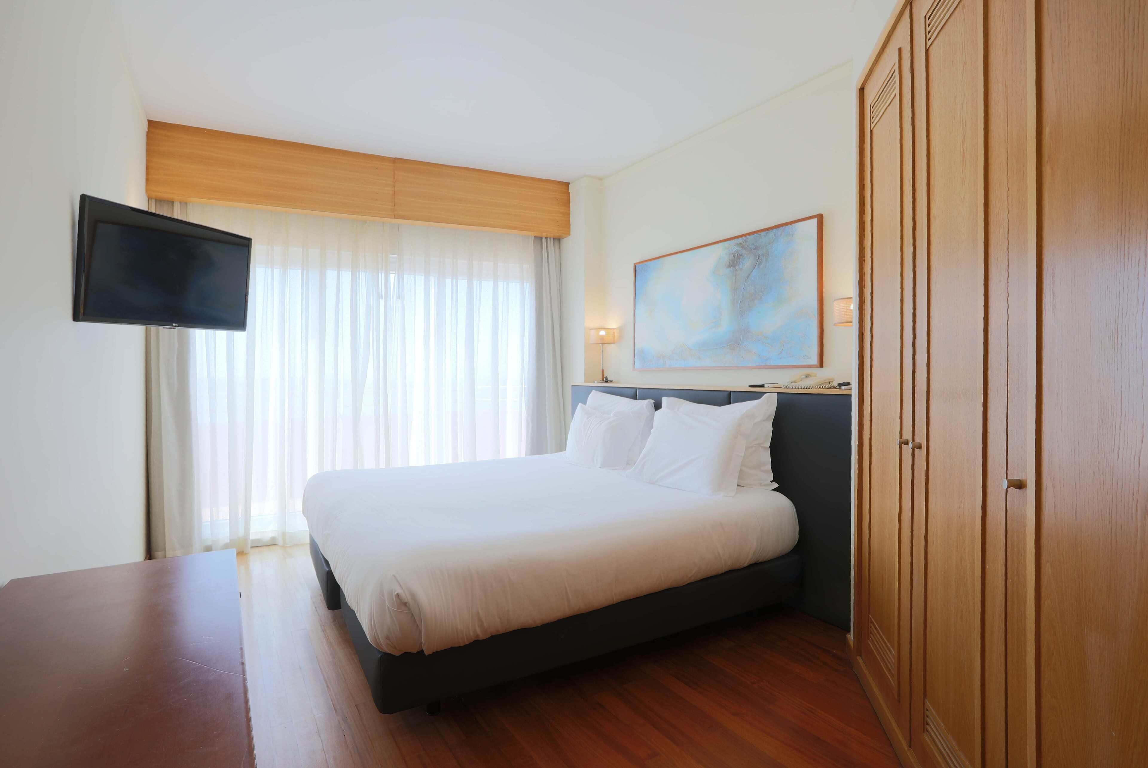 In-room safe, blackout curtains, soundproofing