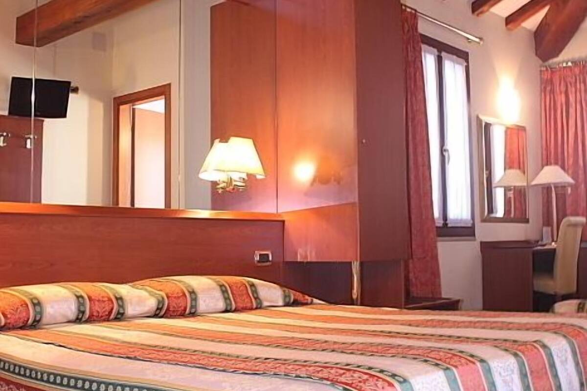 minibar, in-room safe, desk, free wifi