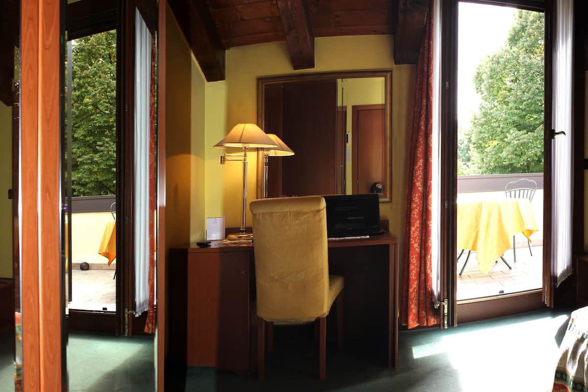 Single Room | Minibar, in-room safe, desk, free WiFi