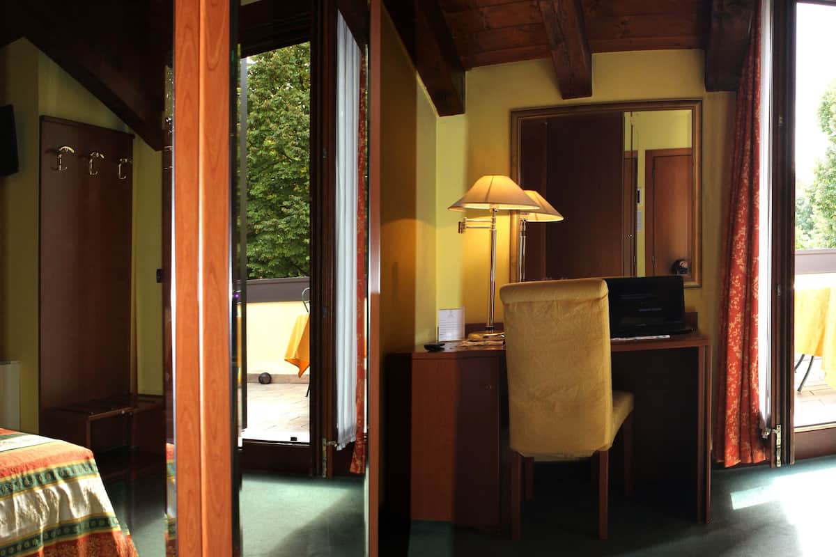 Single Room | Minibar, in-room safe, desk, free WiFi