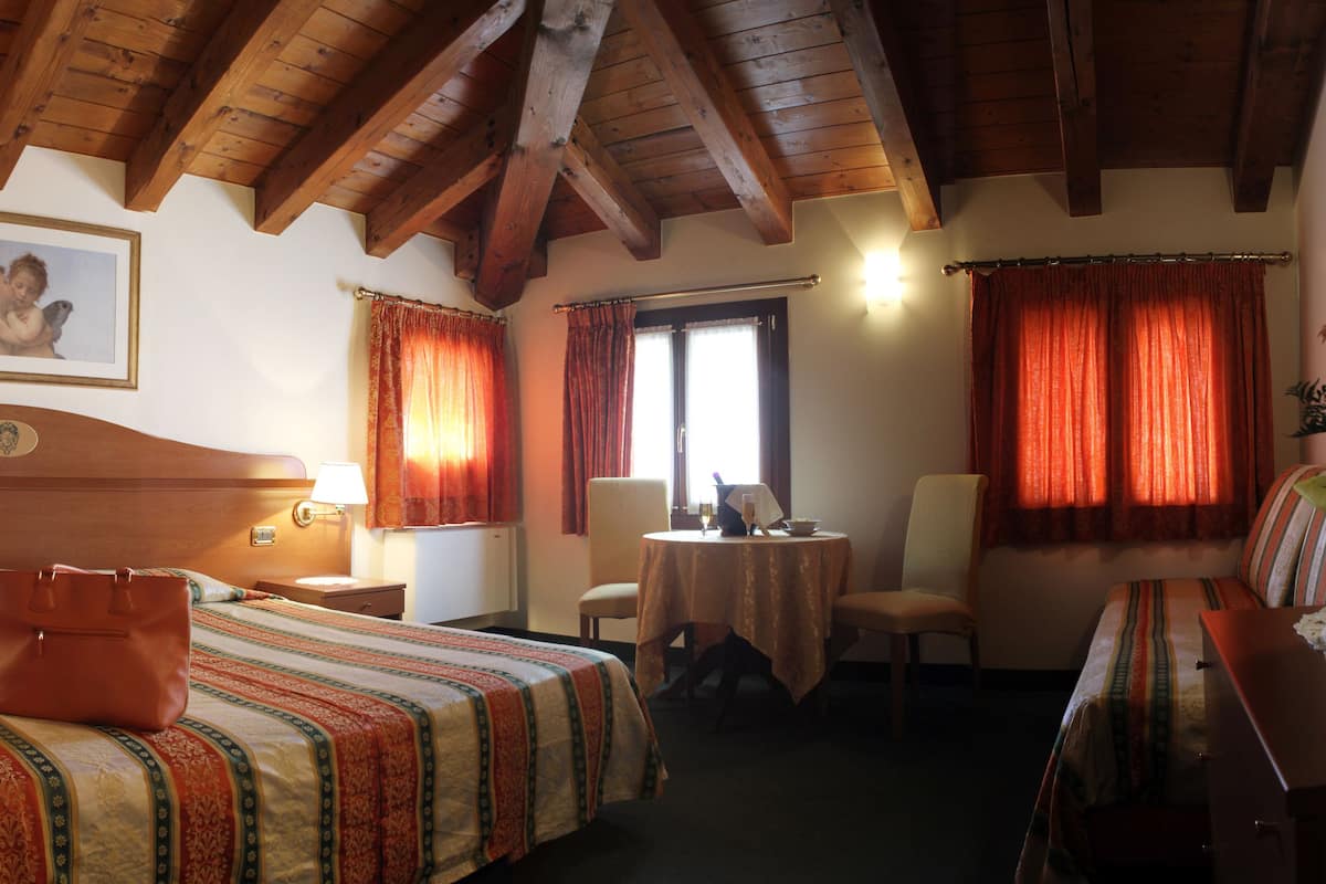 Family Room | Minibar, in-room safe, desk, free WiFi