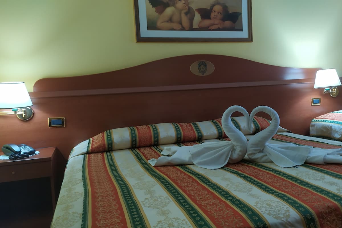 Triple Room | Minibar, in-room safe, desk, free WiFi