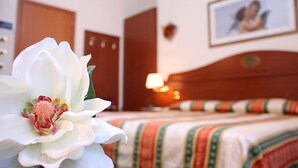 A hotel room with a bed, a nightstand, a lamp, and a framed picture on the wall. - Hotel Antico Moro (Mestre)