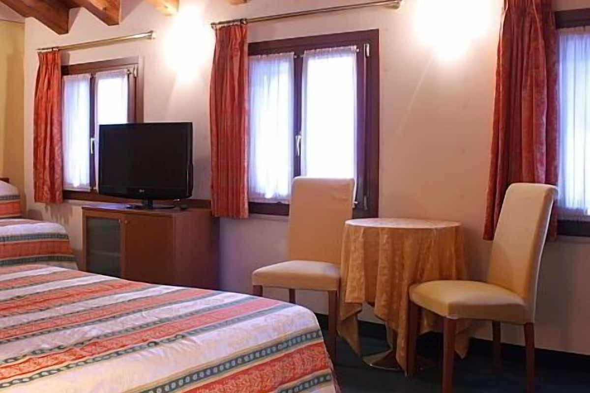 minibar, in-room safe, desk, free wifi