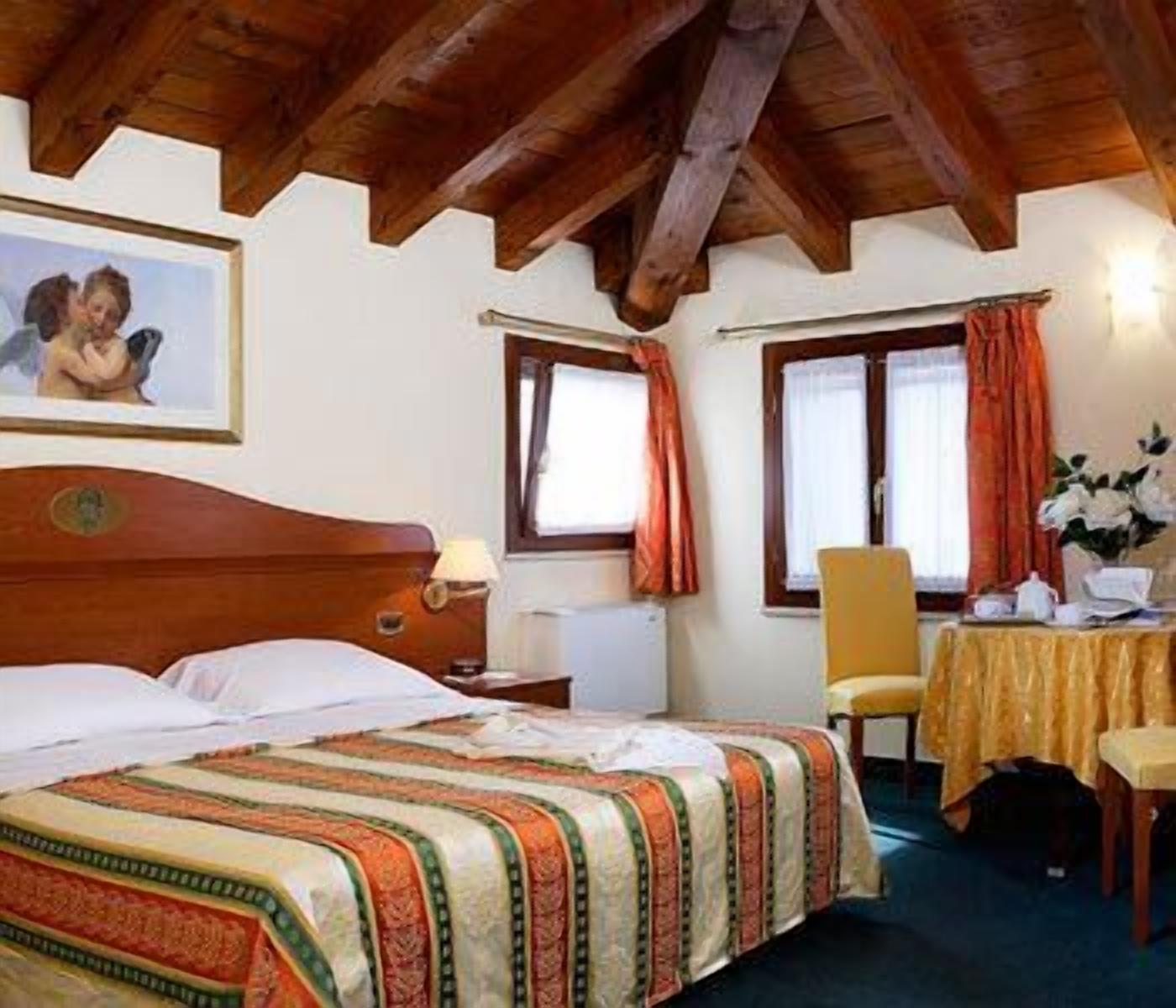 minibar, in-room safe, desk, free wifi