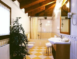 Máy sấy tóc, chậu vệ sinh/vòi rửa, khăn tắm