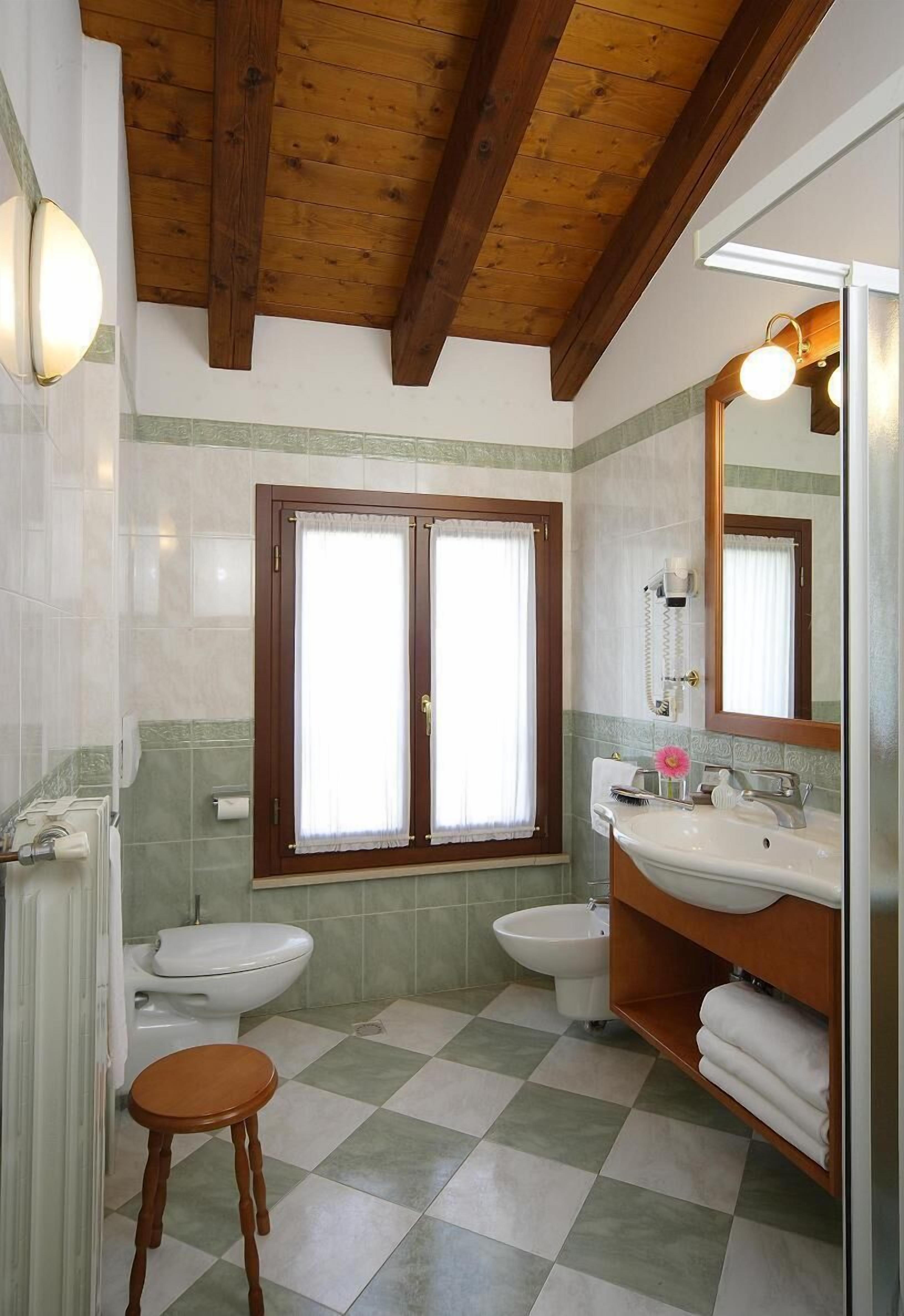 triple room | minibar, in-room safe, desk, free wifi