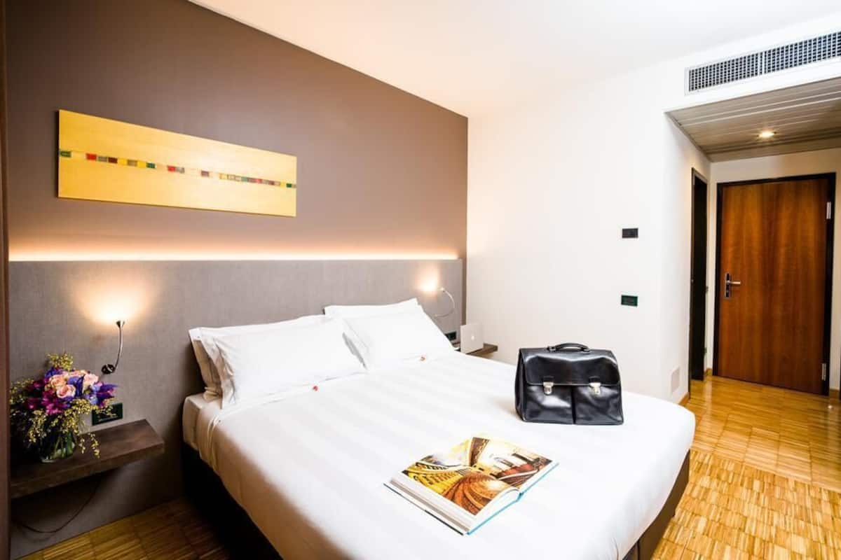 standard room | minibar, in-room safe, desk, blackout curtains