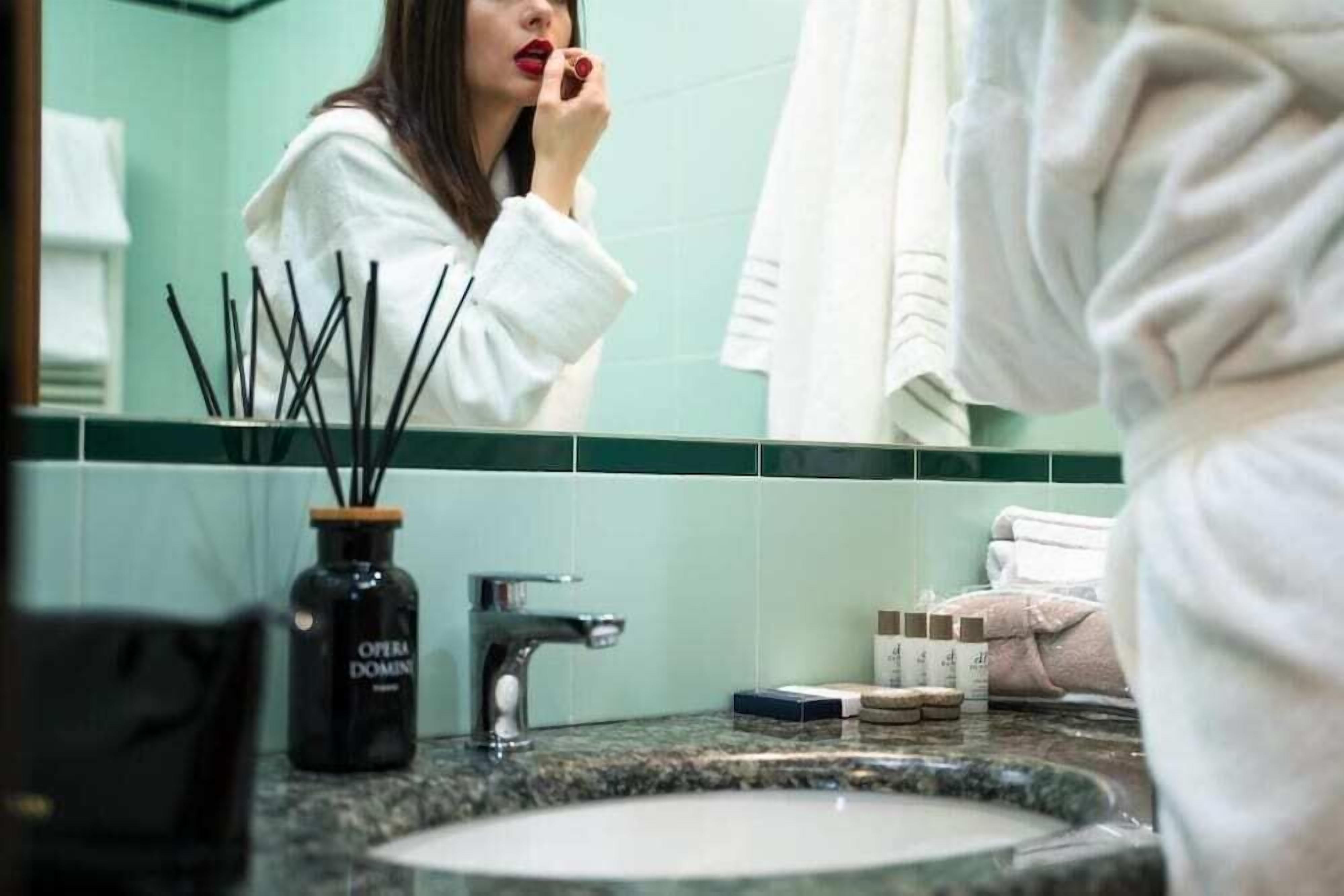 shower, free toiletries, hair dryer, bidet