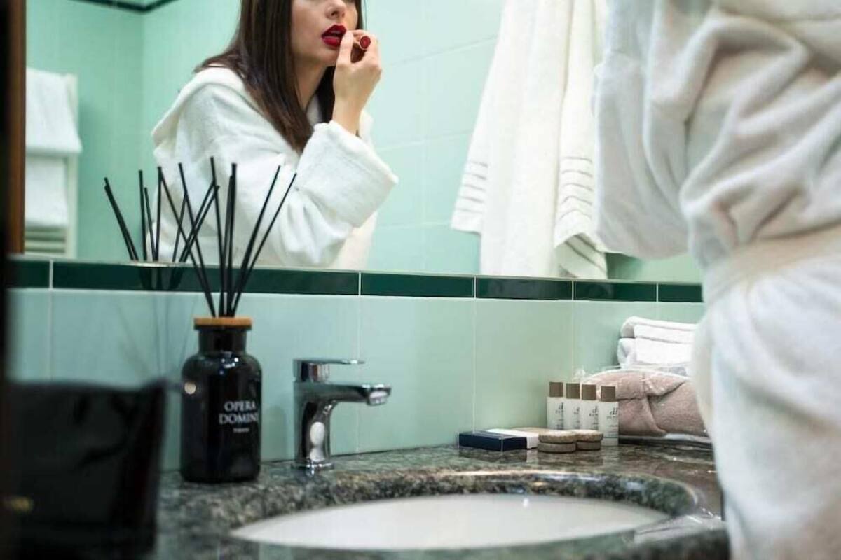 shower, free toiletries, hair dryer, bidet