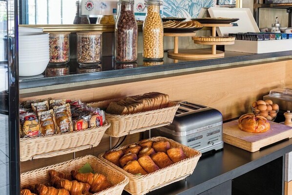 Een ontbijtbuffet met diverse gerechten en een broodrooster.