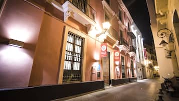 Voorkant accommodatie - avond/nacht