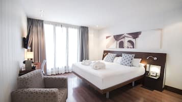 Habitación doble, terraza | Minibar, caja fuerte, escritorio y cortinas opacas