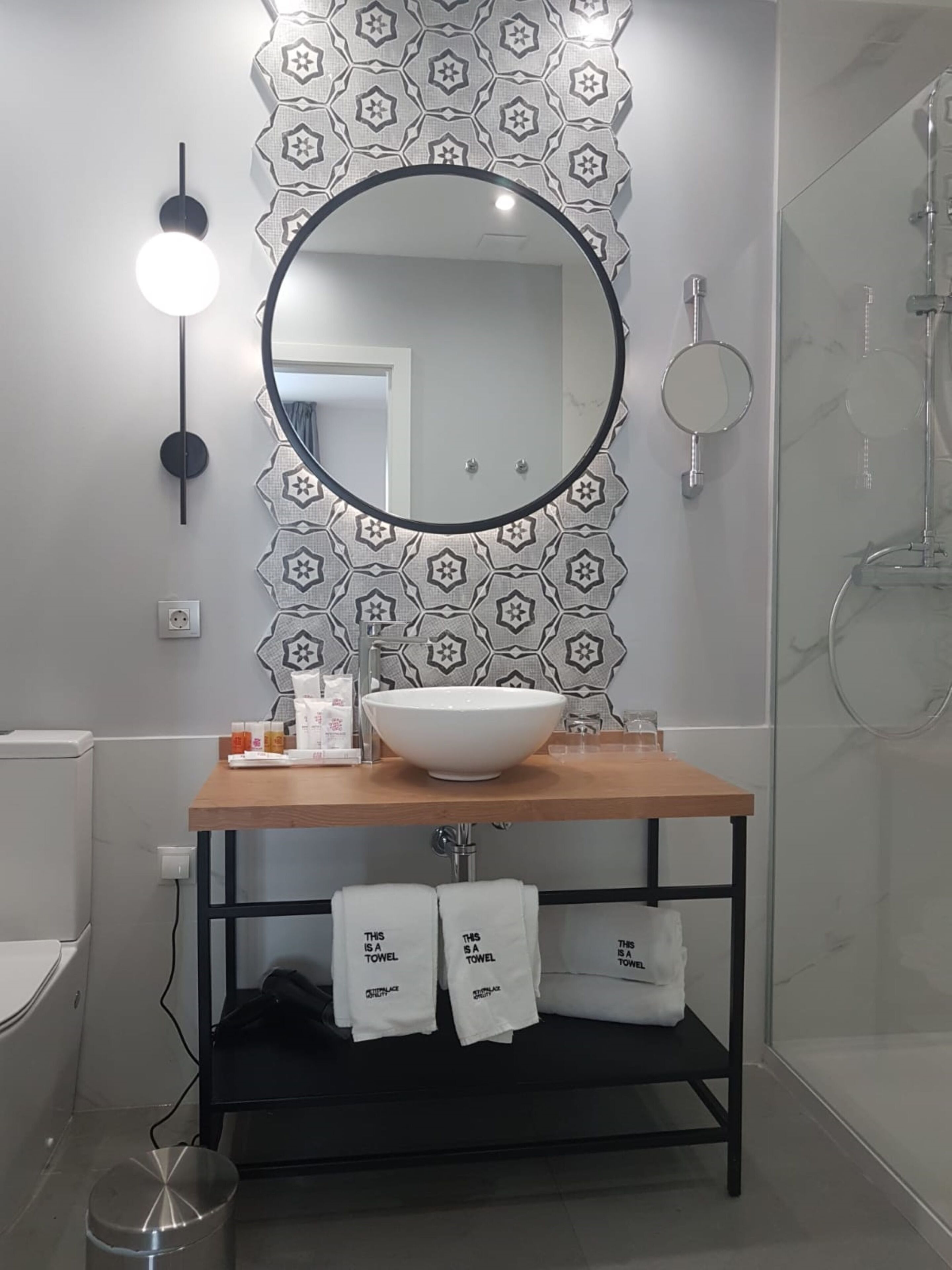 shower, hydromassage showerhead, free toiletries, hair dryer