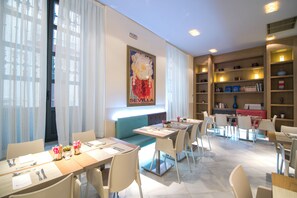 Se ofrece un desayuno bufé (16 EUR por persona)