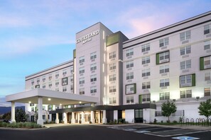 Vista frontal de la propiedad por la tarde o noche