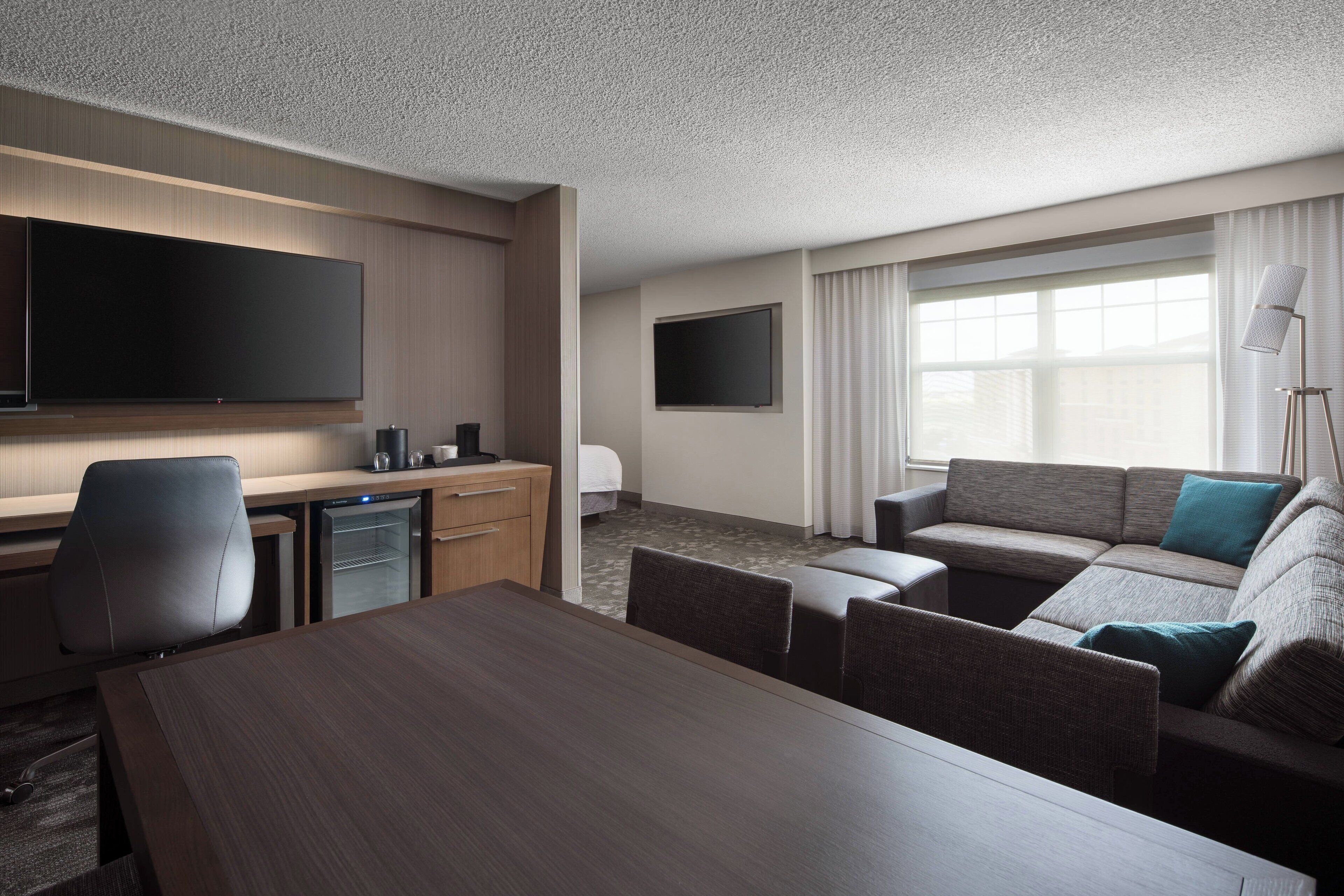 executive suite, 1 king bed with sofa bed | premium bedding, down duvets, pillow-top beds, desk