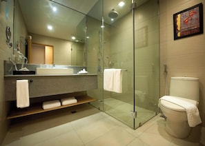 Premier Studio | Bathroom - Berjaya Makati Hotel (Makati)