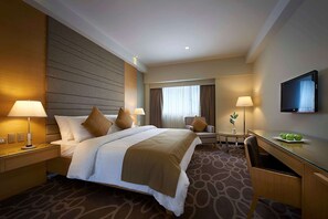 Minibar, in-room safe, desk, iron/ironing board - Berjaya Makati Hotel (Makati)