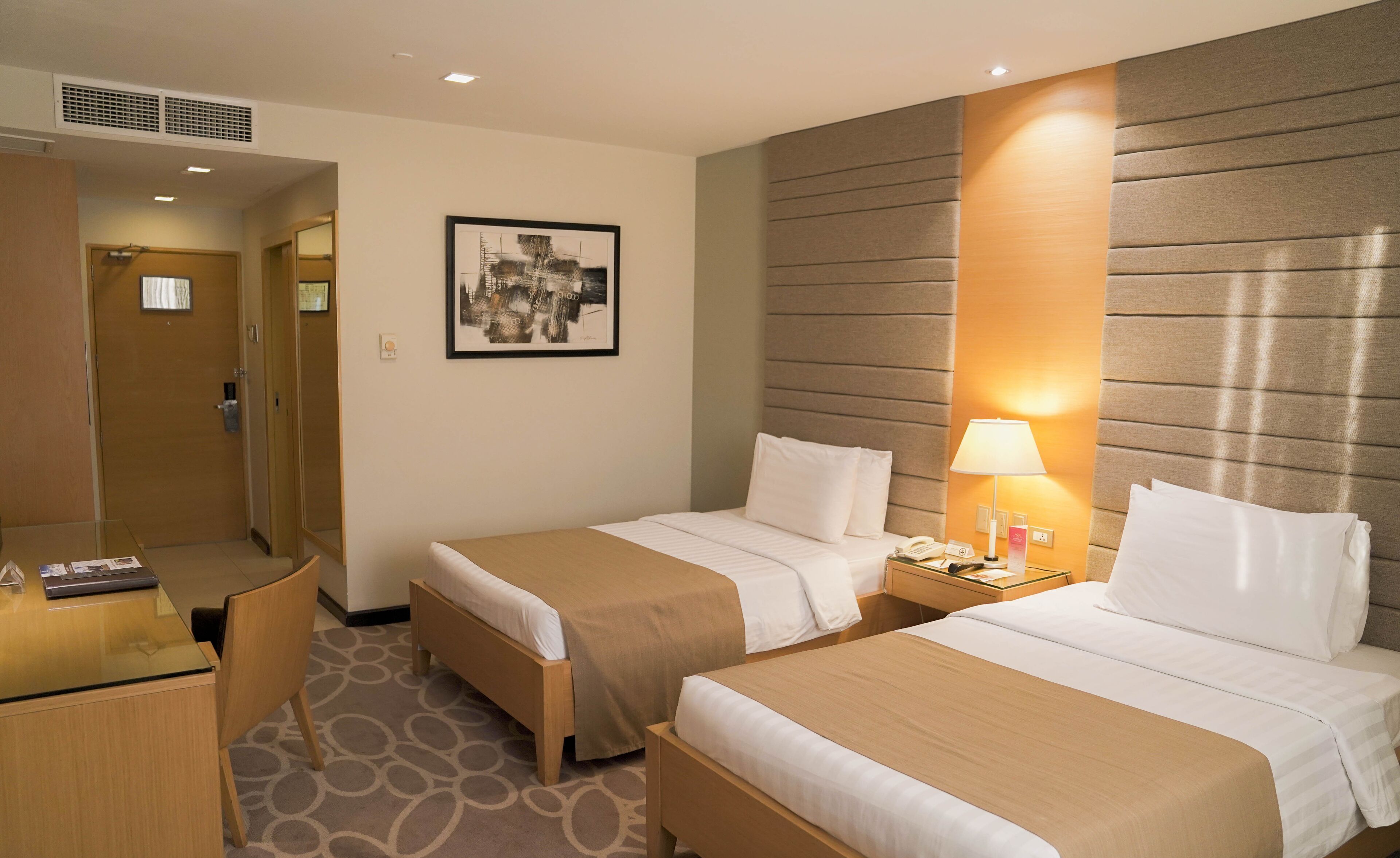 Minibar, coffres-forts dans les chambres, bureau