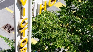 A hotel sign with the name "VICTORIA HOTEL" in large yellow letters on a white background. - Hotel Victoria (Brig)
