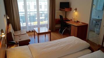 Zimmersafe, Schreibtisch, laptopgeeigneter Arbeitsplatz