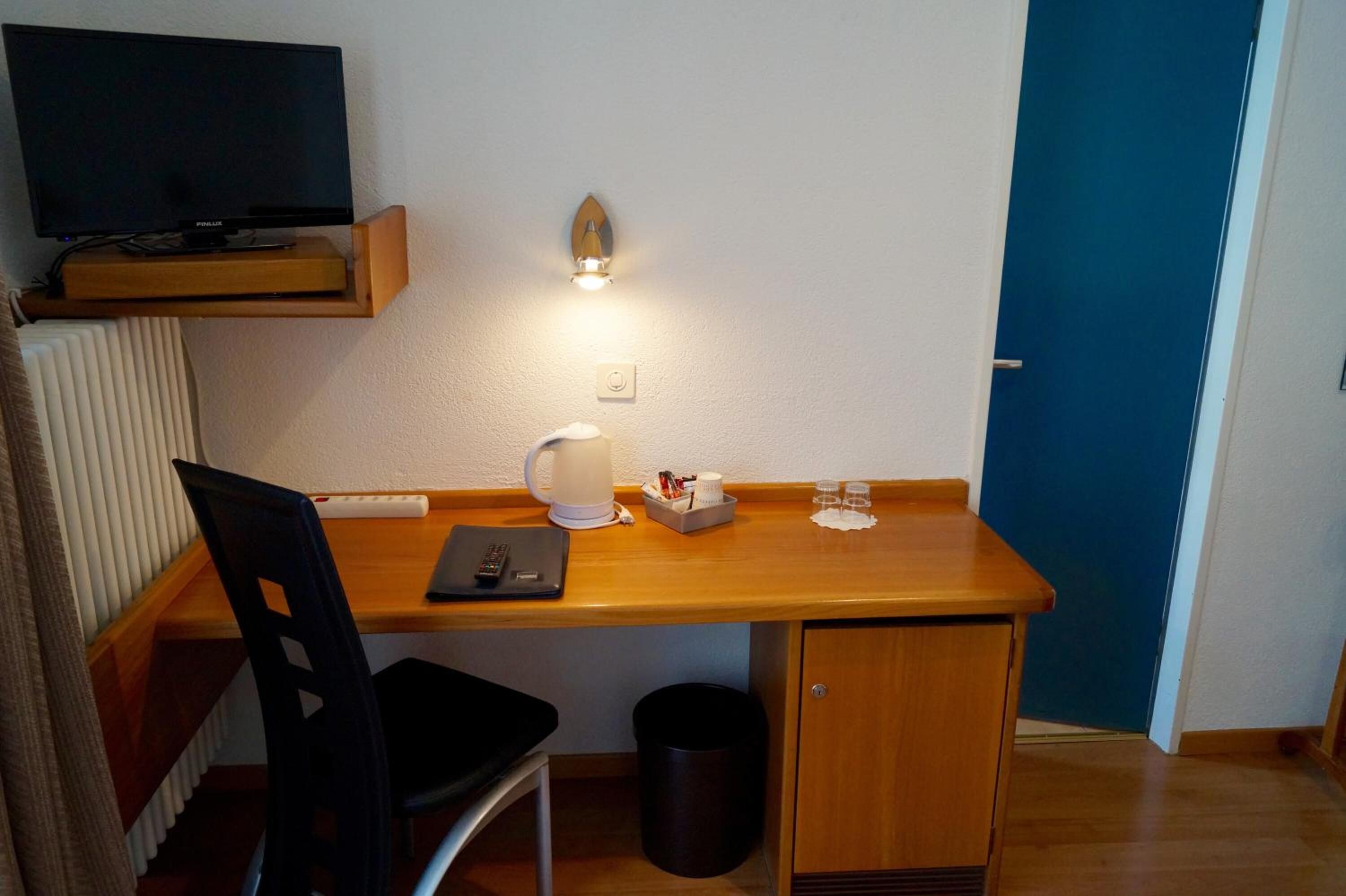 in-room safe, desk, laptop workspace, soundproofing