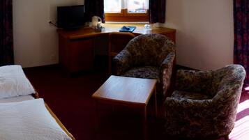 Quarto casal, banheira | Cofres nos quartos, escrivaninha, espaço de trabalho para notebook