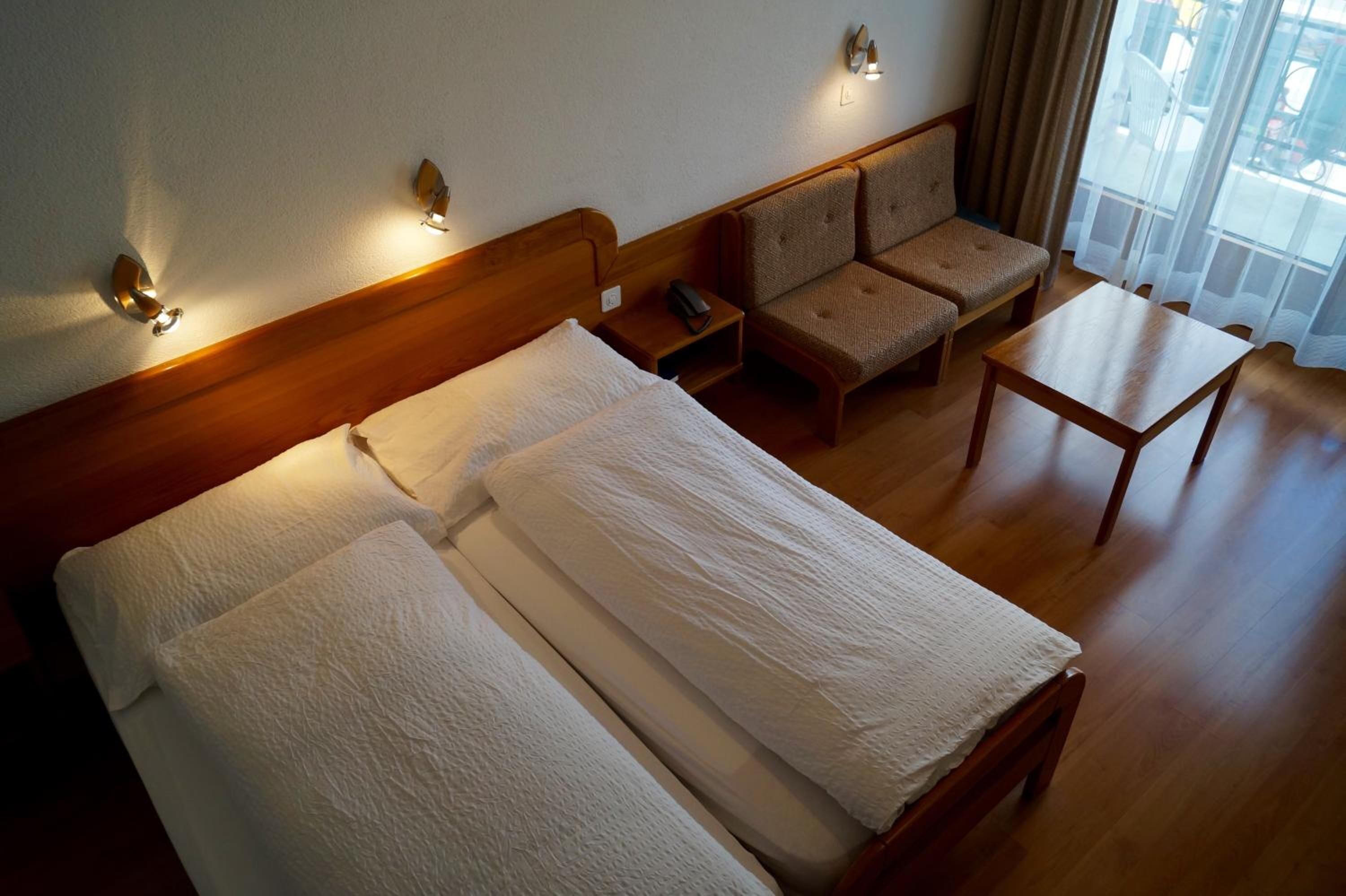 in-room safe, desk, laptop workspace, soundproofing