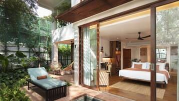 Garden Suite | Living area | 43-inch flat-screen TV with cable channels, TV