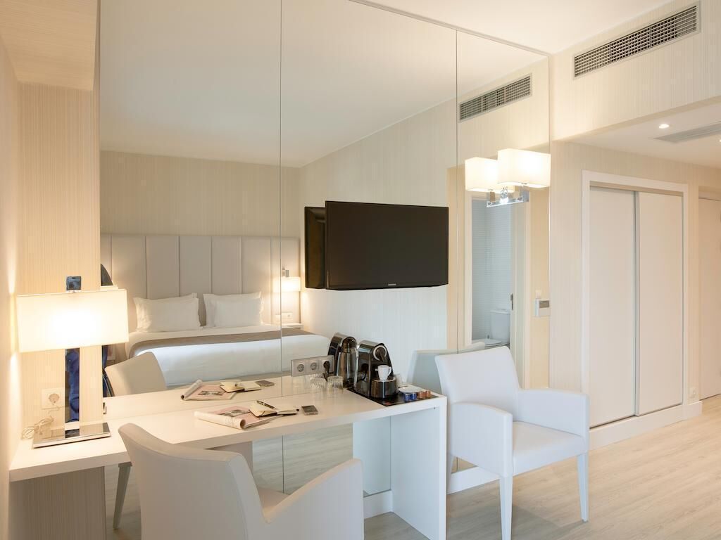 Minibar, caja de seguridad en la habitación y escritorio 