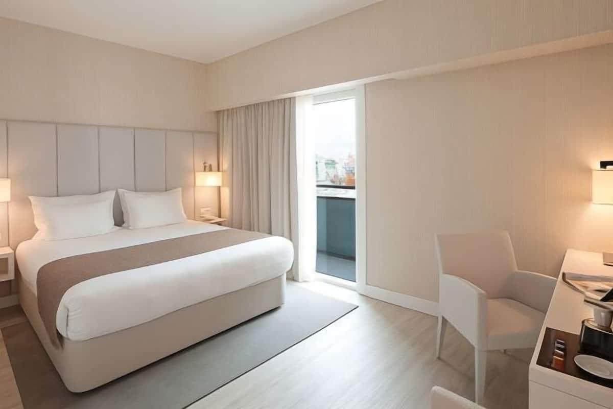 2 bedrooms, minibar, in-room safe, desk