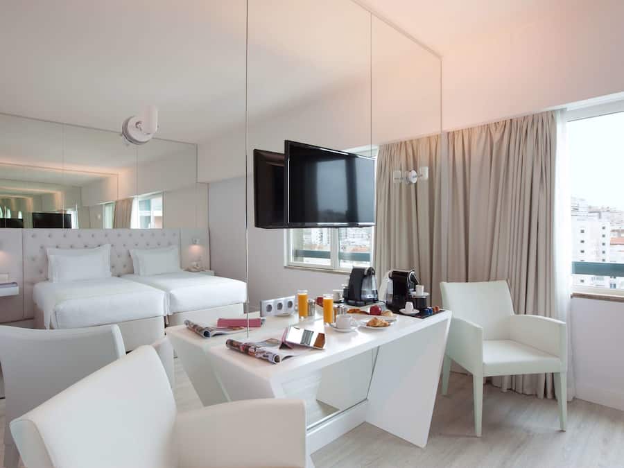 Habitación familiar, vistas a la ciudad | Minibar, caja fuerte, escritorio y cortinas opacas