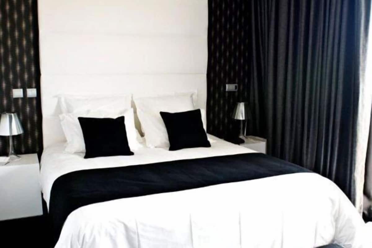 2 bedrooms, minibar, in-room safe, desk