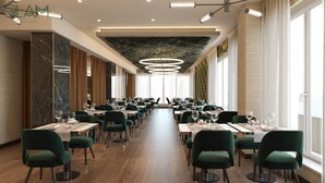 Un restaurante moderno con mesas largas, sillas verdes y un techo alto con lámparas circulares.