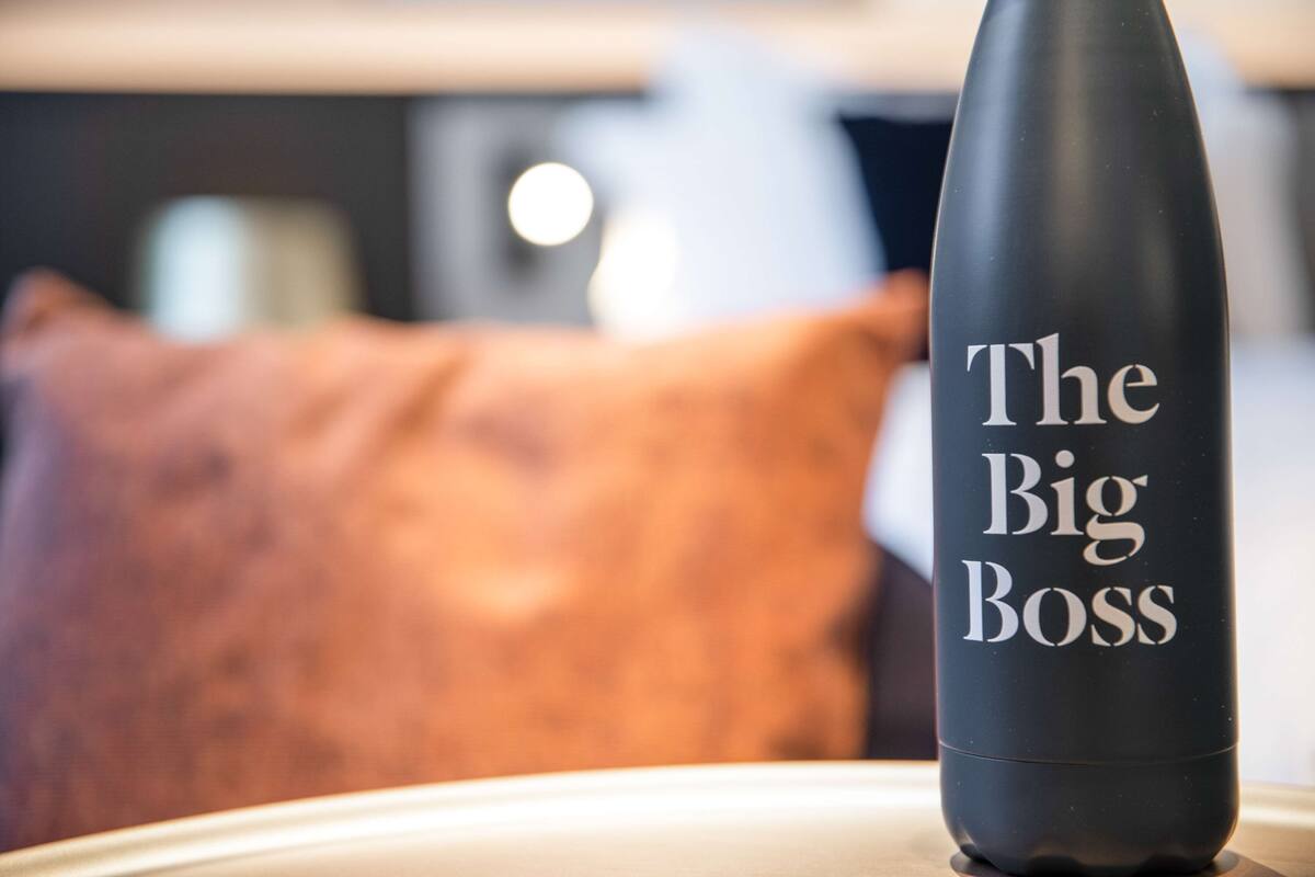 Eine schwarze Wasserflasche mit dem Schriftzug "The Big Boss".