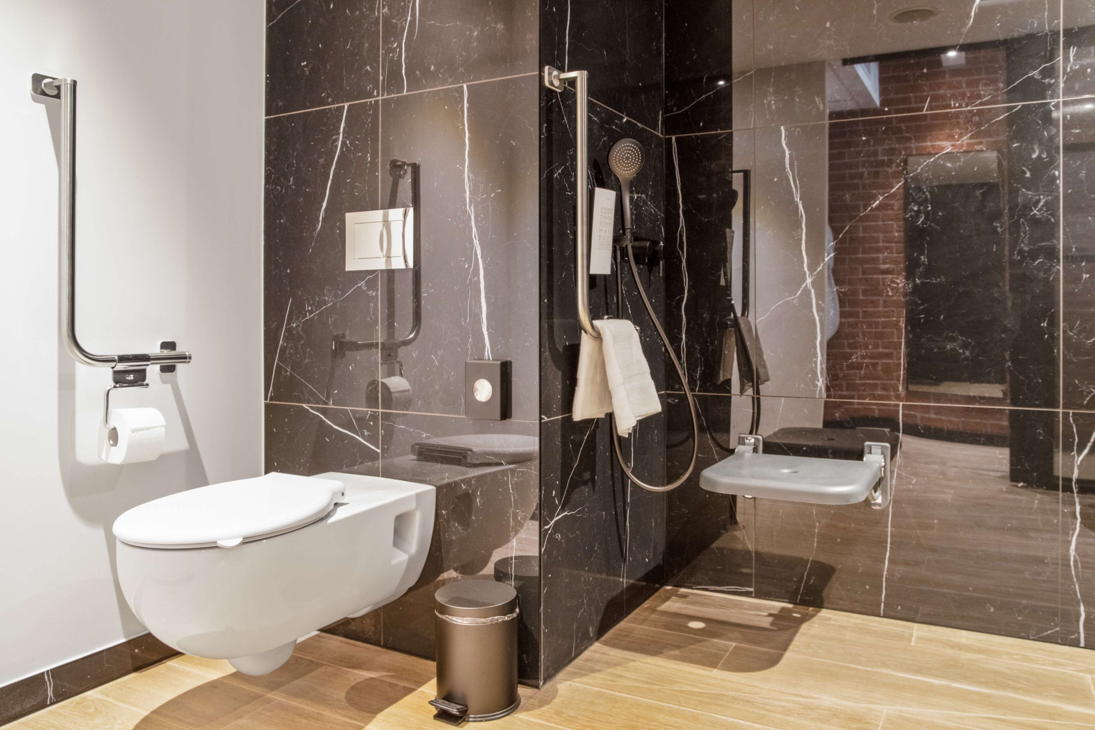 Un baño moderno con inodoro, bidé y cabina de ducha.