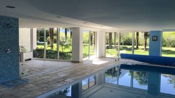 Piscina interna, piscina externa, guarda-sóis, espreguiçadeiras
