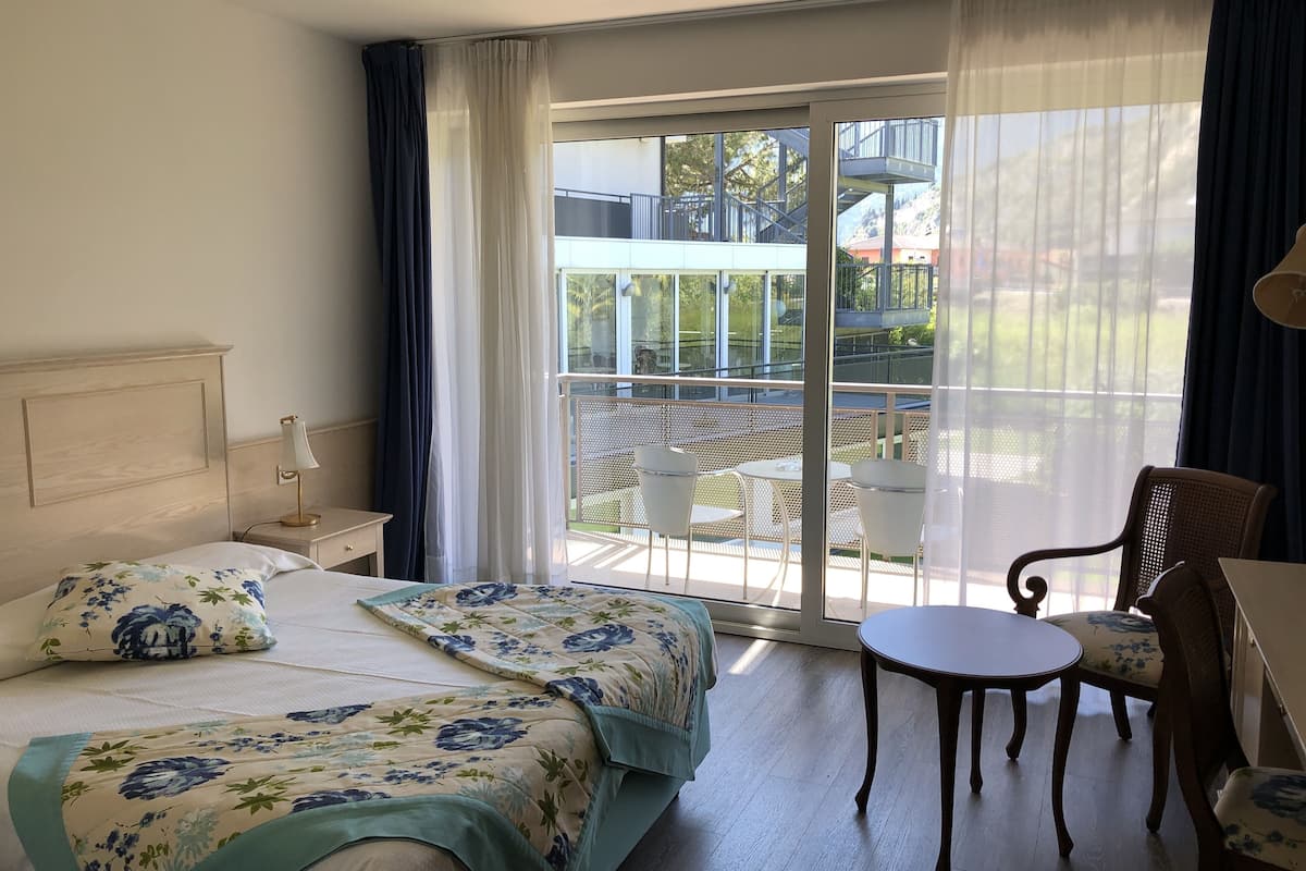 in-room safe, desk, free wifi, bed sheets